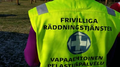 Frivilliga räddningstjänstens medlem med gula väst är ute och söker en försvunnen.