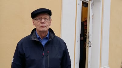 Fredsbevarare, major Stig Röberg vid halvöppen dörr i Åbo
