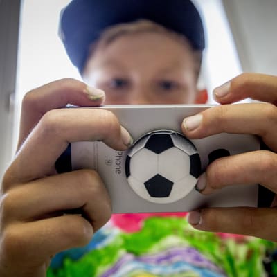Pojke som spelar på sin mobil.