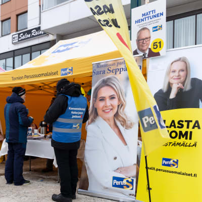 Perussuomalaisten vaaliteltta Tornion markkinoilla.