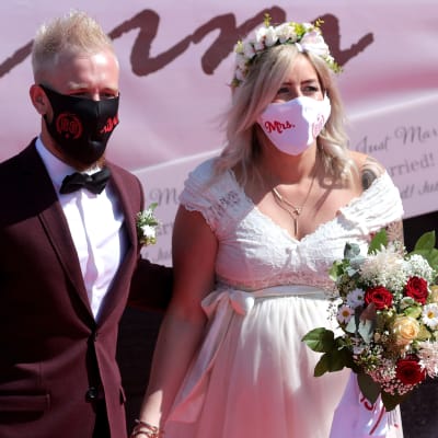 Janine och Philip Scholz vigdes vid i en bröllopsceremoni som hölls på en drive in-biograf i Düsseldorf på tisdagen. 