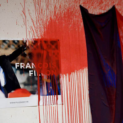 Röd målfärg på Francois Fillons valaffisch i Republikanernas vandaliserade partilokal i Grenoble 21.3.2017