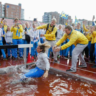 Sveriges förbundskapten Karin Torneklint kastas i vattengraven efter landskampsegern 2016.