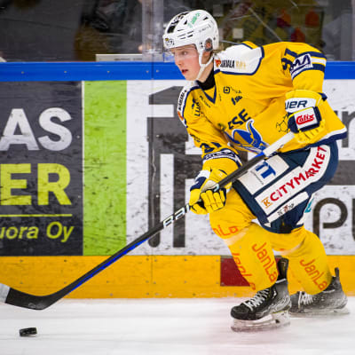 Konsta Helenius spelar ishockey.