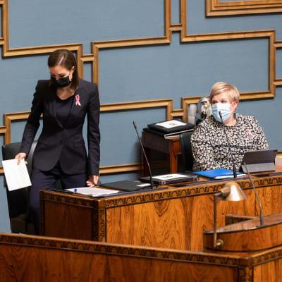 Pääministeri Sanna Marin vastaa opposition väittämiin budjettikeskustelussa eduskunnan istuntosalissa. 28.9.2021