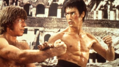 Bruce Lee ja Chuck Norris kamppailevat Rooman Colosseumilla. Kuva elokuvasta Lohikäärmeen tie.