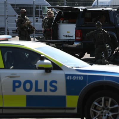 Polisbilar och poliser utanför Hällbyanstalten i Eskilstuna där två kriminalvårdare togs som gisslan av beväpnade fångar. 