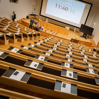 Luentosali valmiina pääsykokeen alkuun.