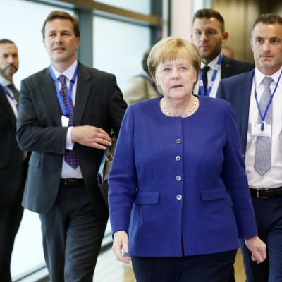 Allvarlig Angela Merkel på väg in på söndagens krismöte