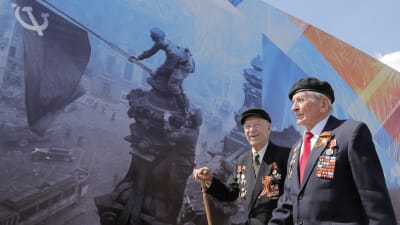 Ryska krigsveteraner som deltagit i andra världskriget promenerar på Röda torget efter Segerdagsparaden den 9 maj 2016.