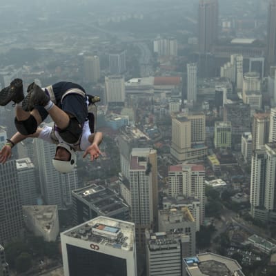 Basehoppare hoppar från byggnad i Kuala Lumpur