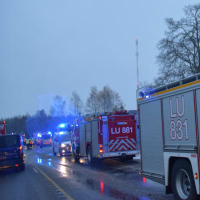 En väg med många utryckningsfordon.