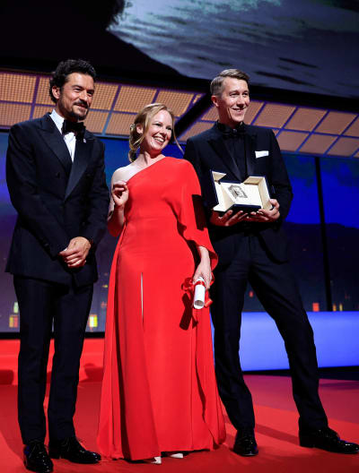 Orlando Bloom, Alma Pöysti och Jussi Vatanen på scenen i Cannes.