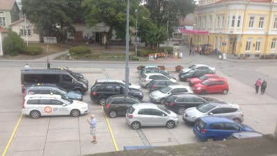 Bilar som står parkerade huller om buller på Ekenäs torg.