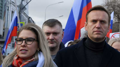 Juristen och oppositionspolitikern Ljubov Sobol (till vänster) tillhör den ryske oppositionsledaren Aleksej Navalnyjs (till höger) närmaste krets. Den här bilden är tagen i samband med en demonstration i februari 2020.