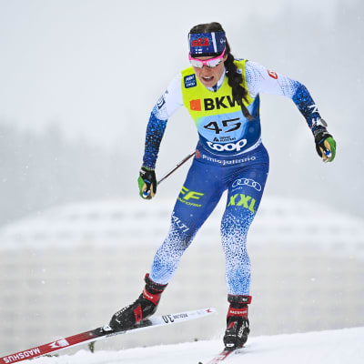 Krista Pärmäkoski hiihtää vapaan hiihtotavan sprinttikisassa Davosissa 11.12.2021.
