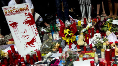 Tända ljus vid attentatsplatsen på La Rambla i Barcelona. 