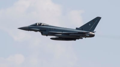 Eurofighter Typhoon -kone kuvattuna Norvenichin lentotukikohdan yllä Saksassa 7. huhtikuuta.