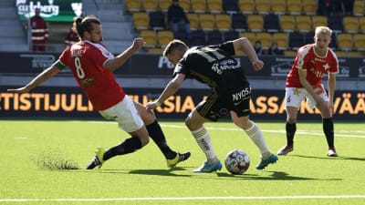 Segermålskytten Denys Oliynyk försöker ta sig förbi HIFK:s Jukka Halme.