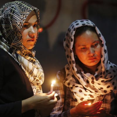 Fredsaktivister tänder ljus för att hedra offren i det värsta terrordådet sedan år 2001