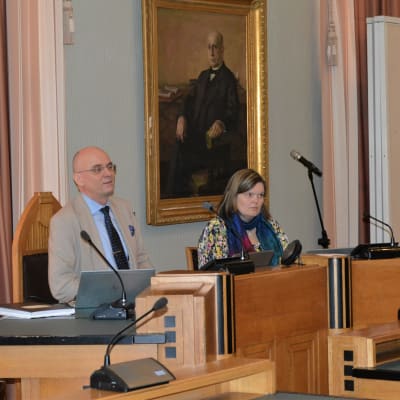 Mikkelin kaupunginjohtaja Timo Halonen ja viestintäpäällikkö Heidi Hänninen tiedotustilaisuutta pitämässä.