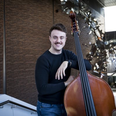 Filemon von Numers med sin kontrabas i Musikhuset.