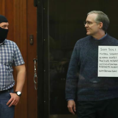 Den spiondömde amerikanen Paul Whelan står bredvid en amskerad rysk vakt