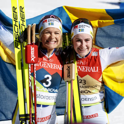 Frida Karlsson ja Ebba Andersson naisten 30 kilometrin kisan jälkeen.