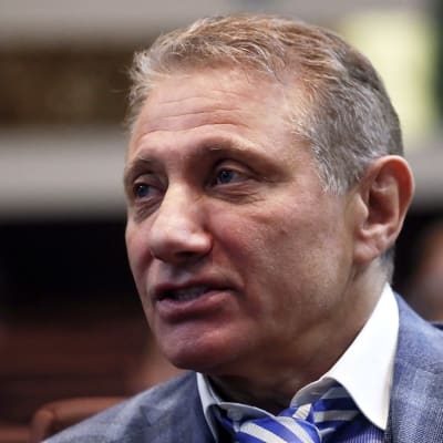Boris Rotenberg katsoo ohi kamerasta.