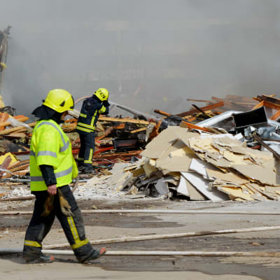 Brandmän släcker brand i Korsnäståget i Vasa.