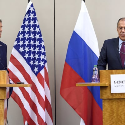 Kerry ja Lavrov tiedotustilaisuudessa Genevessä 26. elokuuta 2016.