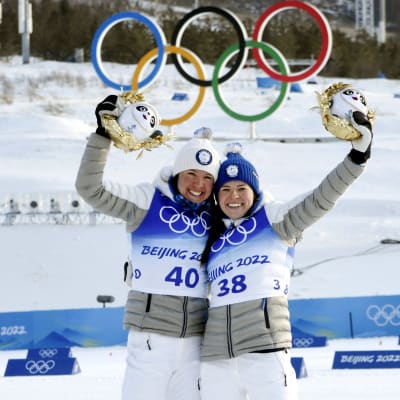 Kerttu Niskanen och Krista Pärmäkoski jublar efter OS-silver och OS-brons på klassiska milen.