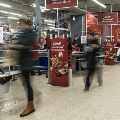 Ihmisiä jouluostoksilla Tornion Citymarketissa.