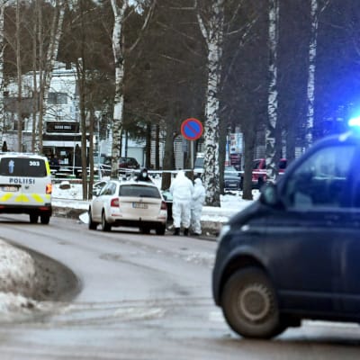 Polisbilar på Sjöåkersvägen i Botby gård i Helsingfors onsdagen 23.11.2022.