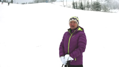 Pirkko Manner står vid slalombacken.
