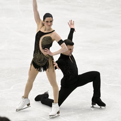 Charlene Guignard och Marco Fabbri tävlar på isen.