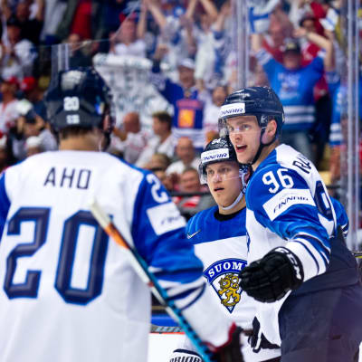 Sebastian Aho, Mikael Granlund och Mikko Rantanen firar ett mål i VM 2018.