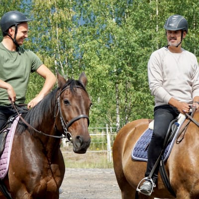 Janne Grönroos och Hasse Brontén rider.