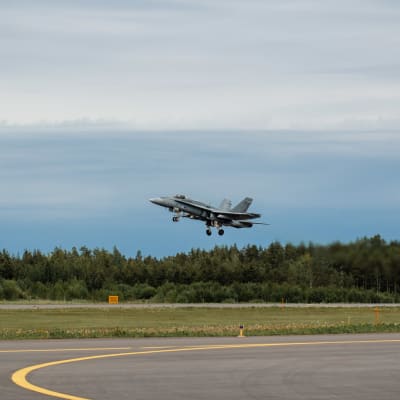 Finska Flygvapnets F/A-18 C vid start