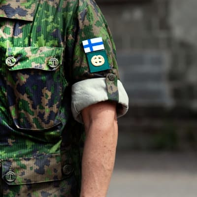 Militärklädsel med Finlands flagga på.