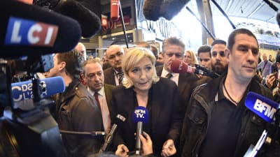 Marine Le Pen talade med journalister under en jordbruksmässa i Paris den 28 februari.
