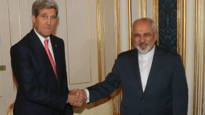 USA:s utrikesminister John Kerry och Irans utrikesminister Mohammad Javad Zarif skakar hand under mötet om irans kärnpolitik i Wien.