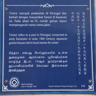 Skylt på tre språk i Georgetown, Malaysia.