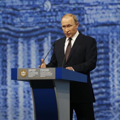 Vladimir Putin kommenterade på fredagen våldet i Frankrike.