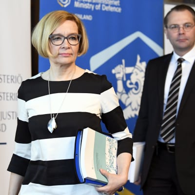 Inrikesminister Paula Risikko och försvarsminister Jussi Niinistö anser att grundlagen bör ändras för att regeringen ska kunna driva igenom underrättelselagarna.