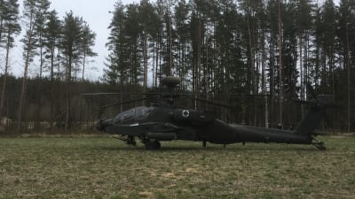 En amerikansk Apache-helikopter på ett fält i den estniska skogen.