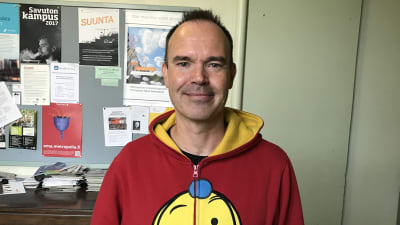 Peter Vesterbacka iklädd röd tröja.