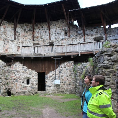 kvinnor ser på slottsmurar i medeltida slott