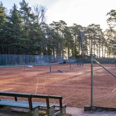Tomma tennisbanor i Hangö. Vårvinter, sol.