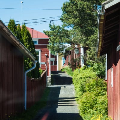 Den trähuskantade Kattpiskargränd i Kristinestad